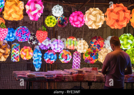 Lanterne colorate Soi Rambuttri Banglamphu Bangkok in Thailandia Foto Stock