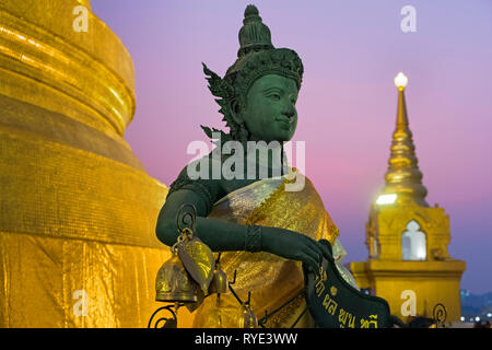 Angelo statua Golden Mount Wat Saket Bangkok in Thailandia Foto Stock