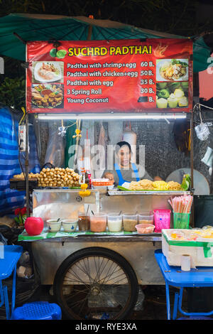 Pad Thai venditore Soi Rambuttri Banglamphu Bangkok in Thailandia Foto Stock