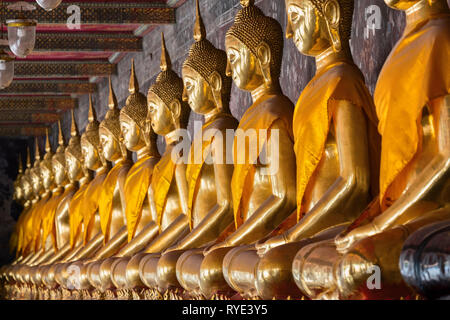 Golden Buddha Wat Suthat di Bangkok in Thailandia Foto Stock