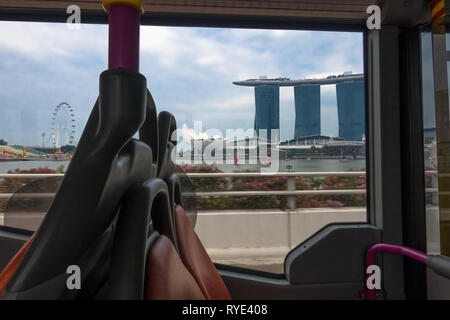 Finestra di Bus sede vista di Marina Bay Sands, ArtScience Museum e Singapore Flyer - prelevati da unità di Esplanade Road Foto Stock