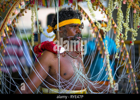 Devoto Uomo con 'Kavadi' catene gabbia forata nella sua pelle - Thaipusam festival - Singapore Foto Stock