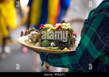 Un piatto di frutta e fiori offerte presso il festival di Thaipusam - Singapore Foto Stock