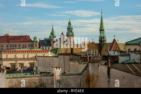 Nel tardo pomeriggio paesaggio raffigurante lo skyline di Cracovia, della Polonia con le sue chiese e le guglie su un giorno di estate