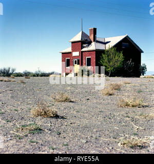 Casa abbandonata in una città fantasma nel mezzo del deserto a fianco della vecchia Route 66 tra Arizona e New Mexico Foto Stock