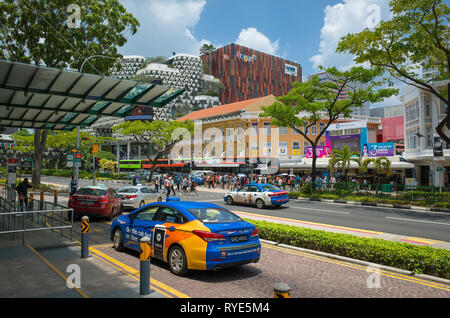 Coda di taxi e colorato paesaggio sulla strada dal centro commerciale Bugis, Singapore Foto Stock