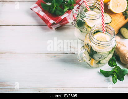 In casa detox lemonade con il cetriolo, zenzero e menta rétro mason jar vetro su un tavolo di legno dal di sopra. Estate una bibita rinfrescante ricetta. Una sana e Foto Stock