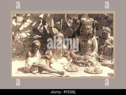 Tipi algerini Famiglia di una donna Ouled Nai ¨ Ls, l'Neurdein fotografie di Algeria compresi bizantina e rovine romane in Tébessa e Thamugadi, moschee, santuari, edifici pubblici, palazzi e scene di strada in Mostaganem, Biskra, Algeri, Tlemcen, Costantino, Oran, e Sidi Bel Abbès e Cattedrale di Cartagine. I ritratti del popolo algerino includono dei berberi, Ouled Naïl donne e prigionieri in Annaba. Viste tunisino includono moschee, palazzi e scene di strada a Tunisi Foto Stock