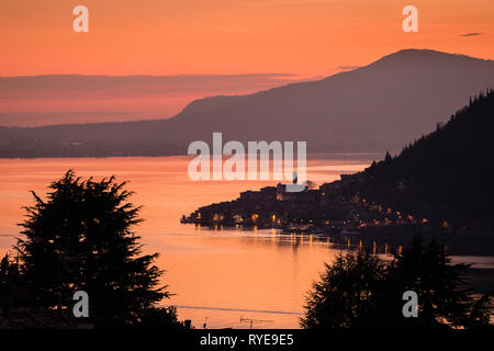 Il lago d'Iseo con il comune di Peschiera Maraglio sul Monte Isola all'alba, Lombardia, Italia Foto Stock