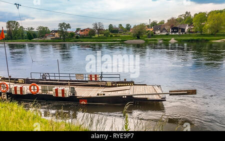 Kelheim, Baviera, Germania sul cavo 21.05.2017 traghetto per attraversare il Danubio a Weltenburg Bassa Baviera Foto Stock