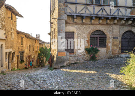 Francia, Ain, PEROUGES, città medievale, etichettati Les Plus Beaux Villages de France (i più bei villaggi di Francia), strada di ciottoli in vi Foto Stock