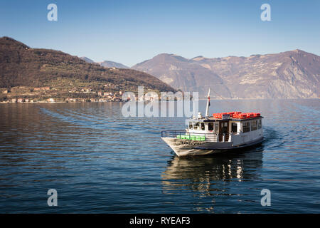 Barca sul Lago d'Iseo (Lago d'Iseo), Lombardia, Italia Foto Stock