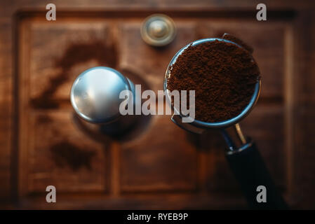 Turk con caffè macinato fresco sul contatore di legno Foto Stock