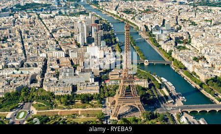 Vista aerea della Torre Eiffel con il parco Champ de Mars e il fiume Senna, Parigi, Francia Foto Stock