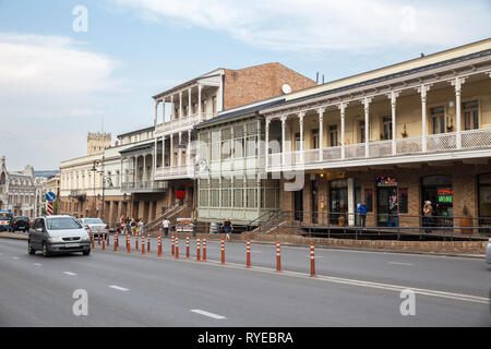 TBILISI, Georgia - 22 settembre 2018: Viste di Tbilisi, vecchie case con i tradizionali balconi scolpiti sulla via Pushkin Foto Stock