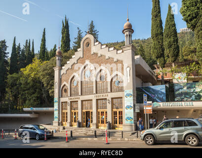 TBILISI, GEORGIA - Ottobre 02, 2018: Mtatsminda Funicolare stazione inferiore edificio Foto Stock