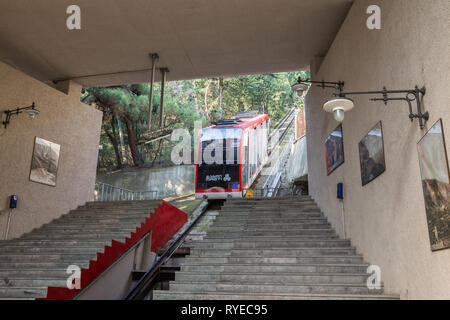 TBILISI, GEORGIA - Ottobre 02, 2018: funicolare Mtatsminda auto arriva presso la stazione inferiore Foto Stock
