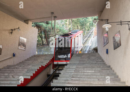 TBILISI, GEORGIA - Ottobre 02, 2018: funicolare Mtatsminda auto arriva alla stazione inferiore Foto Stock
