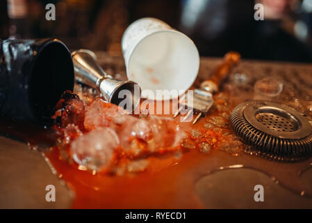 Il barista gli strumenti sul bancone del bar closeup, nessuno Foto Stock