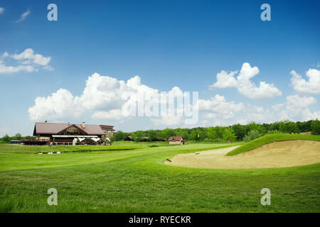 Erba e bunker di sabbia per giocare a golf sul campo da golf Foto Stock