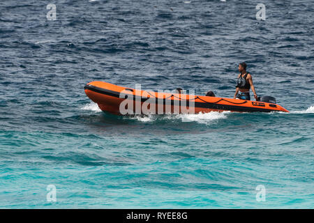 Un gommone barca approda su una spiaggia di l'isola di Aride, Seychelles. L'isola di Aride è la più settentrionale isola granitica nelle Seicelle (Isola degli uccelli è Foto Stock