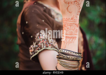 Mehndi copre le mani della donna indiana henna design di nozze Foto Stock