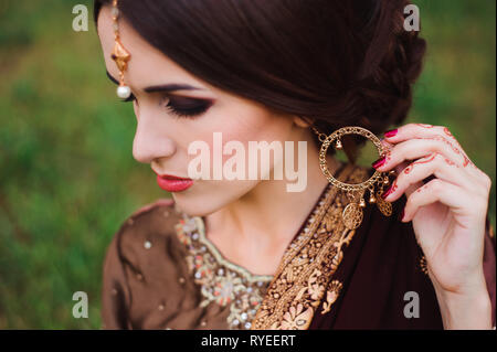 Mehndi tattoo. Donna mani con black henna tattoos. India delle tradizioni nazionali. Foto Stock