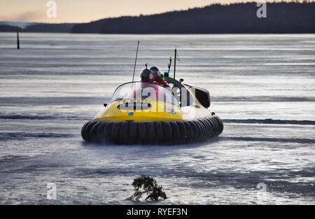 Aprire il hovercraft di Swedish Sea Rescue Society sul ghiaccio del Lago Malaren, Sigtuna, Svezia e Scandinavia Foto Stock