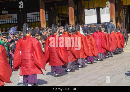 I sacerdoti in una processione al Santuario Meiji situato in Shibuya, Tokyo, cerimonia per commemorare l'Imperatore Meiji il compleanno il 3 novembre Foto Stock