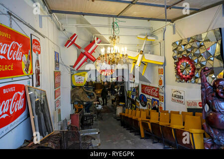 02.03.2019, Bruxelles, Belgio - Antiquariato e Troedel in un negozio in un garage interrato nel quartiere Marolles a Bruxelles, Bruessel, Belgien - Antiquit Foto Stock