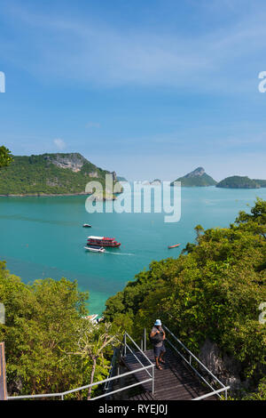 Ang Thong National Marine Park con molte piccole isole incontaminate dal punto di vista elevato, Mae Ko Ko, Thailandia Foto Stock