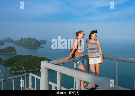 Due turisti femmina sulla parte superiore del Ko Wua Ta Lap isola in Ang Thong National Marine Park Foto Stock