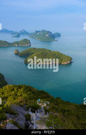 Sulla sommità della collina rocciosa trail in Ko Wua Talap, Ang Thong park, Thailandia Foto Stock