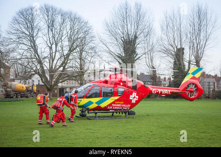 Air Ambulance paramedici ritorno da frequentare un incidente stradale a valle del Tamigi Air Ambulance Foto Stock