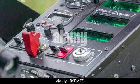 I pulsanti e le parti del cruscotto del velivolo militare piano dove il pilota si siede Foto Stock