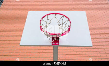 La rete di rotte del basket anello con la lavagna bianca in tribunale Foto Stock