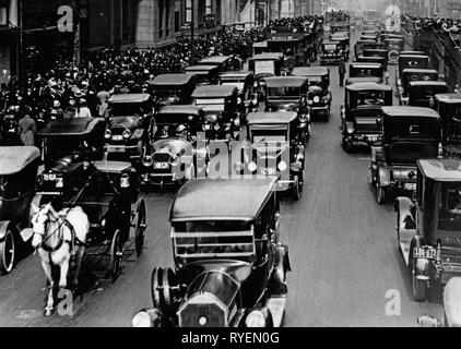 Geografia / viaggi, USA, città e comunità, New York City, strade strette il traffico sulla Quinta Avenue, 1920s, Additional-Rights-Clearance-Info-Not-Available Foto Stock