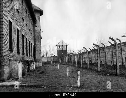 Geografia / viaggi, Polonia, Oswiecim, campo di concentramento di Auschwitz Memorial, recinzione elettrificata, 1963, Additional-Rights-Clearance-Info-Not-Available Foto Stock