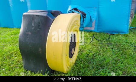 Il ventilatore aria sul retro del palloncino gonfiato che è di colore blu al di fuori Foto Stock