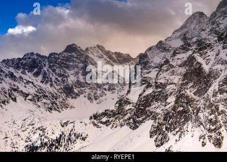 Montagne Paesaggio invernale. Monti Tatra in Polonia retro vintage toni. Foto Stock