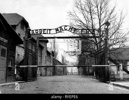 Geografia / viaggi, Polonia, Oswiecim, campo di concentramento di Auschwitz Memorial, gate, "lavoro rende liberi", 1963, , Additional-Rights-Clearance-Info-Not-Available Foto Stock