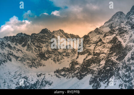 Montagne Paesaggio invernale. Monti Tatra in Polonia retro vintage toni. Foto Stock