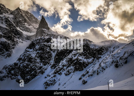 Montagne Paesaggio invernale. Monti Tatra in Polonia retro vintage toni. Foto Stock