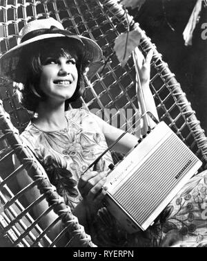 Broadcast, radio, apparecchi radio, radio portatile Telefunken Bajazzo Sport 3591L, una giovane donna con il set di radio, Germania, 1964, Additional-Rights-Clearance-Info-Not-Available Foto Stock