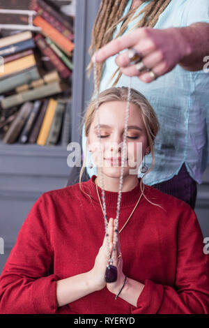 Collana speciale davanti al volto di donna Foto Stock