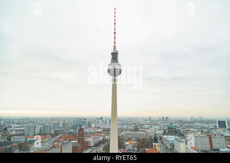 La torre della televisione Fernsehturm nel centro della piazza Foto Stock