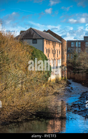 Magazzini vittoriano sul fiume tributory a Kings Lynn, Norfolk, East Anglia, REGNO UNITO Foto Stock