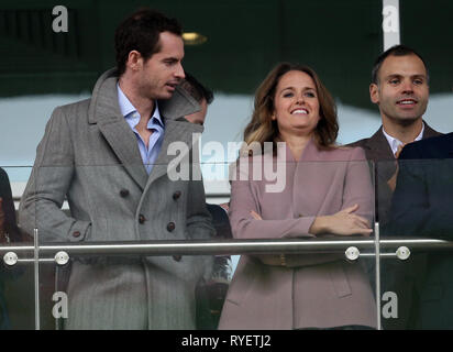 Andy Murray e moglie Kim guarda l'azione dai supporti durante le onorevoli colleghe giorno del 2019 Cheltenham Festival a Cheltenham Racecourse. Foto Stock