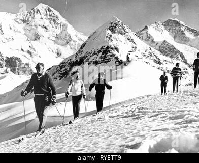Sport, sport invernali, sci tour, gruppo di escursionisti di sci nella zona della Jungfrau, Oberland bernese, Svizzera, 1963, Additional-Rights-Clearance-Info-Not-Available Foto Stock