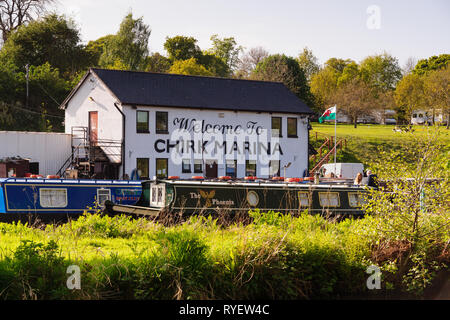 Chirk Marina con narrowboats ormeggiati fino a noleggio barca la riparazione al rifornimento e al centro di manutenzione sul Llangollen canal in Chirk Galles del Nord Foto Stock